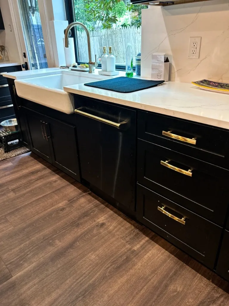 Full kitchen layout with island centered